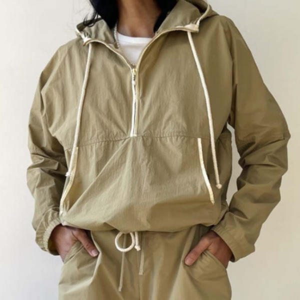 Hoodie dengan aksen tali serut di bagian bawah